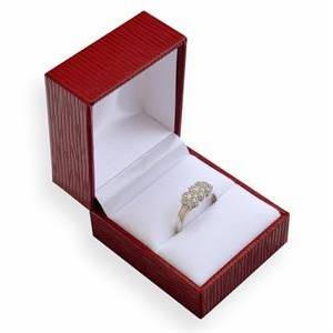 červená koženková krabička na zásnubní prsten