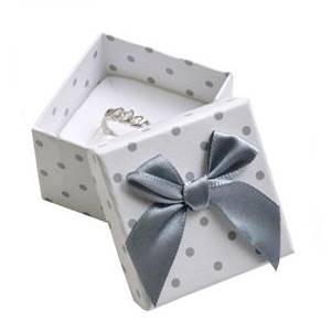 Malá dárková krabička na prsten bílá - šedé puntíky