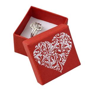 Červená krabička na prsten s ornamentálním srdcem