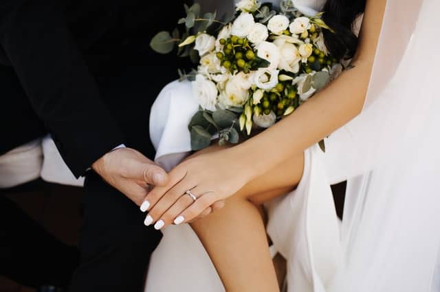 Ruka ženy se zásnubním prstenem na svatbě