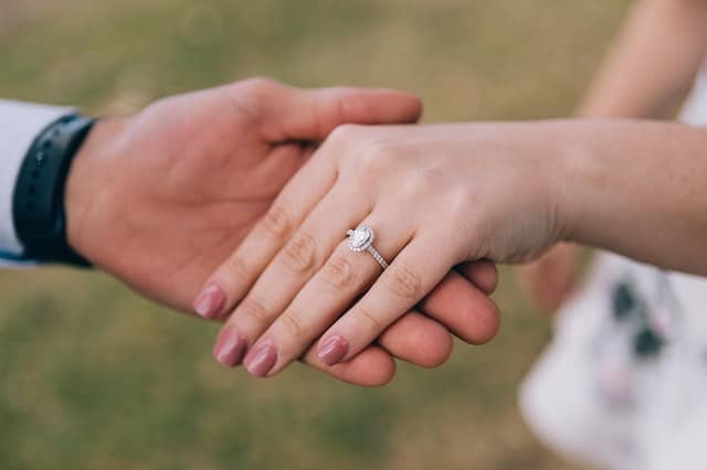 Zásnubní prsten na ženské ruce