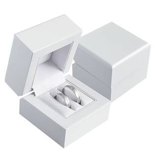 Bílá dřevěná dárková krabička na snubní prsteny