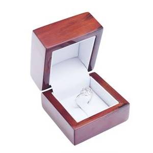 Dřevěná dárková krabička na zásnubní prsten