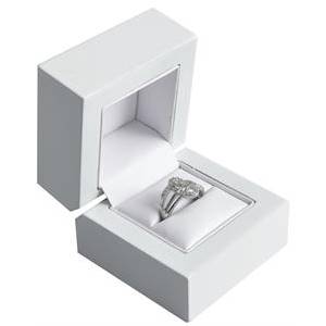 Dřevěná dárková krabička na zásnubní prsten bílá