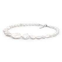 Stříbrný náhrdelník s plochými nepravidelnými perlami